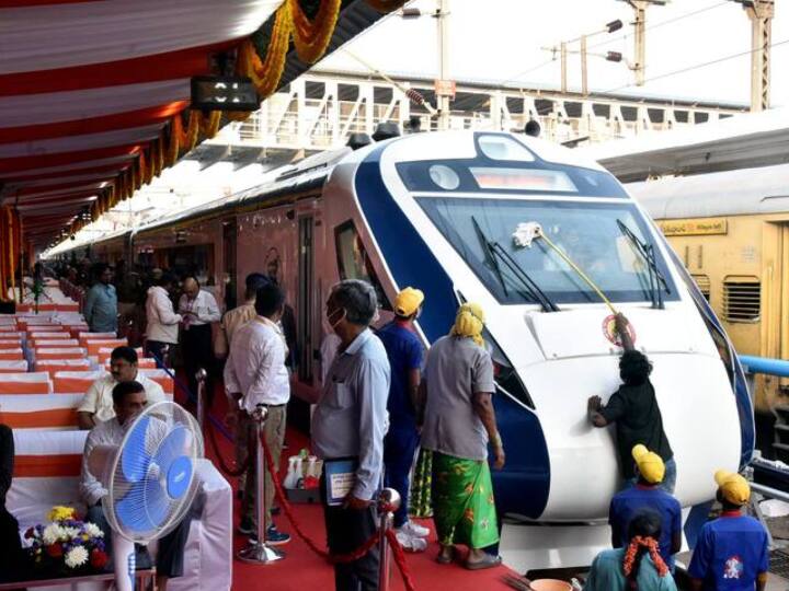 Vande Bharat Express Trains: महाराष्ट्र को मिल सकती हैं 2 वंदे भारत ट्रेनों की सौगात, 10 फरवरी को हरी झंडी दिखा सकते हैं पीएम मोदी Maharashtra may get 2 new Vande Bharat Express Trains PM Modi may flag off on 10 February Vande Bharat Express Trains: महाराष्ट्र को मिल सकती हैं 2 वंदे भारत ट्रेनों की सौगात, 10 फरवरी को हरी झंडी दिखा सकते हैं पीएम मोदी