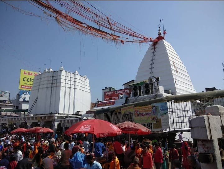 वहीं मंदिर के शिखर पर लगे पंचशूल के इतिहास को लेकर धर्म के जानकारों का अलग-अलग मत है. इनमें से एक ये है कि इस त्रेतायुग में लंका के राजा रावण ने इस मंदिर को बनवाया था और उन्होंने लंका के चारों द्वार पर पंचशूल का सुरक्षा कवच स्थापित किया था.