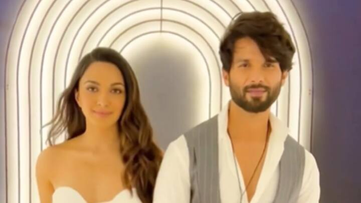 'কবীর সিংহ' ছবিতে কিয়ারা-শাহিদের যুগলবন্দি দারুণ জনপ্রিয় হয়েছিল। এমনকি তাঁদের 'অফ স্ক্রিন'  বন্ধুত্বও যে বেশ জমাটি, সেটি ধরা পড়ে 'কফি উইথ কর্ণ'।