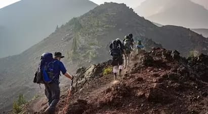 Travel: દુનિયાભરના લોકોને ટ્રેકિંગનો ખૂબ જ શોખ હોય છે, પરંતુ ટ્રેકિંગ એટલું સરળ નથી. અહીં કેટલીક મહત્વપૂર્ણ ટ્રેકિંગ ટીપ્સ આપી છે જે દરેક શિખાઉએ ધ્યાનમાં રાખવી જોઈએ.