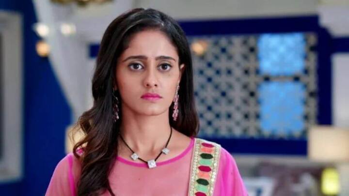 सई: मशहूर शो 'गुम है किसी के प्यार में' की सई ने अपने पति विराट के गलत व्यवहार की वजह से चव्हाण निवास छोड़ दिया और अब वो अपनी बेटी को बुलंद होकर अकेले पाल रही है.