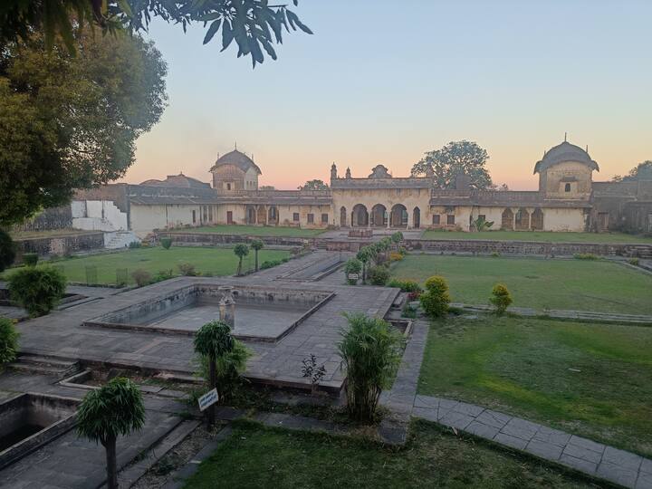 भोपाल से सटे जगदीशपुर में कई ऐसी प्राचीन धरोहर हैं, जो अपने अंदर इतिहास को समेटे हैं. यहां पर एक प्रसिद्ध ऐतिहासिक किला है, जिसके चारों तरफ शानदार सुरक्षा दीवार स्थापत्य कला का अचूक उदाहरण है. इसे देखने के लिए सैलानी दूर-दूर से यहां पहुंचते हैं. जगदीशपुर की ऐतिहासिक पृष्ठभूमि पर यदि नजर डाली जाए, तो 10वीं और 11वीं सदी के दौरान परमार वंश के कई ऐतिहासिक तथ्य क्षेत्र में देखने को मिलते हैं. साथ ही गोंड साम्राज्य के अवशेष भी यहां मिलते प्रतीत होते हैं. क्योंकि यहां पर स्थित गोंड राज्य के किले और रानी महल अभी भी आकर्षण के केंद्र हैं. वर्तमान समय में भी ऐतिहासिक धरोहरों के चलते यहां पर कई वेब सीरीज और फिल्मों की शूटिंग हो चुकी है, जिसमें बीते दिन माई दुर्गा मती मूवी भी शामिल है.