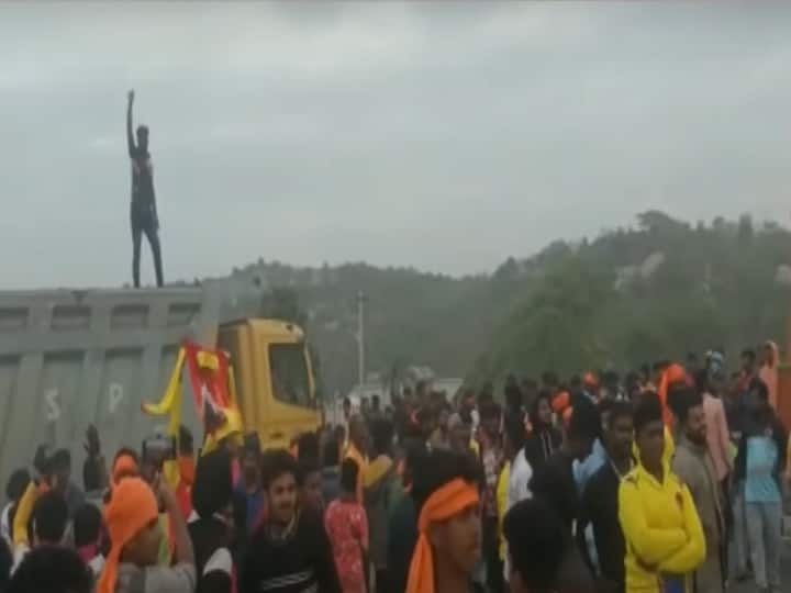 pongal celebration jallikkattu permission issue youngster protest in hosur - chennai highway traffic Hosur Protest: சென்னை - பெங்களூர் தேசிய நெடுஞ்சாலையில் இளைஞர்கள் கற்களை வீசி போராட்டம் - நடந்தது என்ன?