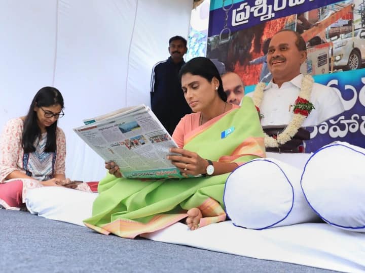 YS Sharmila Gifted Shoes to CM KCR and Dare to join him Padayatra in Telangana Telangana Politics: वाईएस शर्मिला ने डब्बे में रखे जूते दिखाकर कहा- सीएम केसीआर पदयात्रा में हों शामिल