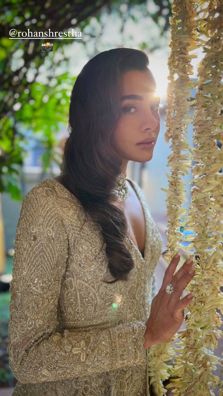 Tania also shared glimpses of the floral decor that adorned the wedding venue in Khandala.