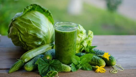 Cabbage Juice Benefits: पत्तागोभी का जूस सिर्फ वजन ही कम नहीं करता बल्कि इसके और भी कई बड़े फायदे हैं.