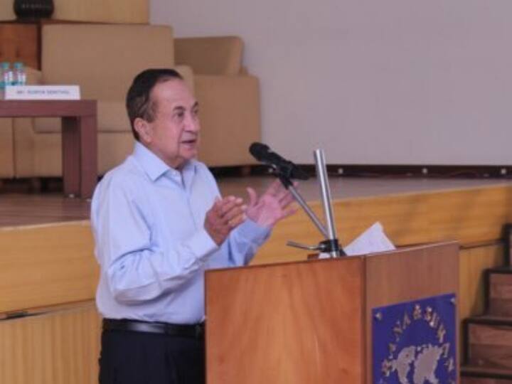 पत्रकार एन राम अंग्रेजी अखबार हिंदू के संपादक रहे.  हिंदू पब्लिशिंग ग्रुप के डायरेक्टर और अंग्रेजी अखबार हिंदू के संपादक रहे एन राम ने भी  बीबीसी डाक्युमेंट्री पर रोक के खिलाफ सुप्रीम कोर्ट का रुख किया. उन्होंने कहा है कि ये आम आदमी के सूचना के अधिकार का उल्लंघन है. उन्होंने इसे संविधान के अनुच्छेद 19 (1) (a)का उल्लंघन कहा.(फोटो-@nramind)