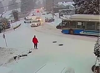 Viral Video: ਬਰਫੀਲੀ ਸੜਕ 'ਤੇ ਫਿਸਲਣ ਲੱਗੀ ਬੱਸ, ਲੰਘ ਰਹੀਆਂ ਕਾਰਾਂ ਨਾਲ ਟਕਰਾਈ, ਹਾਦਸੇ ਦੀ ਵੀਡੀਓ ਹੋਈ ਵਾਇਰਲ