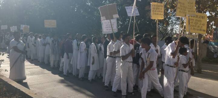 96व्या अखिल भारतीय मराठी साहित्य संमेलनास परंपरागत ग्रंथ दिंडीने सुरुवात झाली.