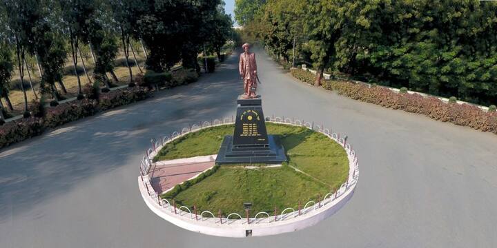 विद्यार्थ्यांच्या मागण्या काय आहेत?  महाराष्ट्र लोकसेवा आयोगाने घेतलेली 2021 कृषी सेवा मुख्य परीक्षा स्थगित करावी. आगामी काळात घेण्यात येणारी कृषी सेवा मुख्य परीक्षा 2022 रद्द करावी. स्वतंत्र कृषी अभियांत्रिकी संचालनालय स्थापन करावे. मृदा आणि जलसंधारण विभागात कृषी अभियंत्यांची भरती प्रक्रिया राबवावी. आयोगामार्फत घेण्यात येणाऱ्या परीक्षेत कृषी अभियांत्रिकी शाखेचा वैकल्पिक विषय समाविष्ट करावा.