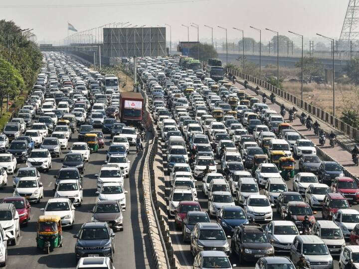 Delhi Traffic Police Advisory jam on these routes route diversion due to repair work police say ANN Delhi News: अगले 20 दिनों तक दिल्ली की इन सड़कों से गुजरना नहीं होगा आसान, फंस सकते हैं भारी जाम में
