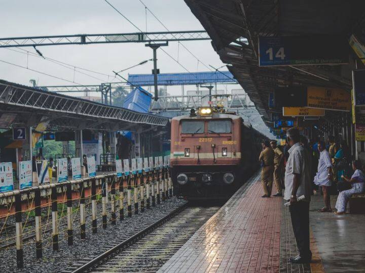 Indian Railways revenue increased to sold tickets of 54733 rupees in 10 months Indian Railways: रेलवे को जबरदस्त मुनाफा, यात्रियों ने सिर्फ 10 महीनें में खरीद डाली 54,733 करोड़ रुपये की टिकट 