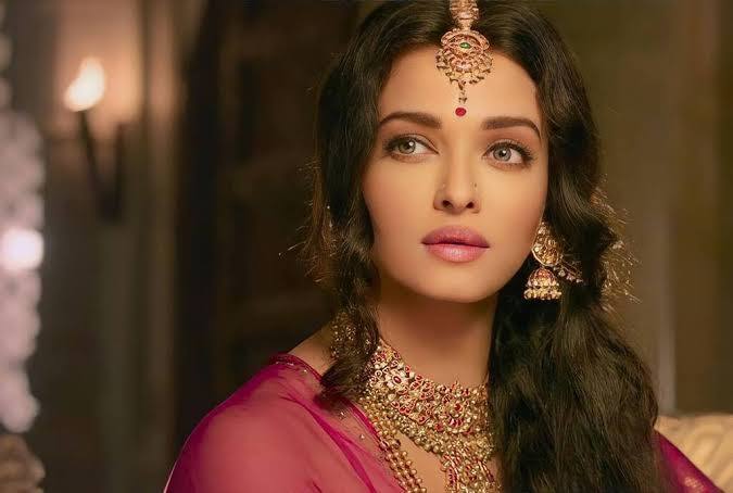 एथनिक लुक के साथ में एक्ट्रेस ऐसी ही ज्वेलरी को पहनना भी काफी पसंद करती हैं. (Photo- Instagram)