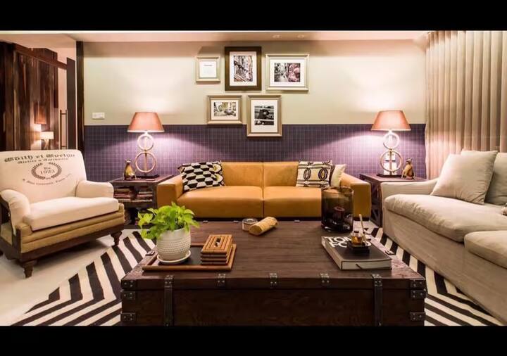 સિદ્ધાર્થ મલ્હોત્રાના ઘરનો લિવિંગ રૂમ ઘણો લક્ઝુરિયસ છે. લિવિંગ રૂમમાં બ્રાઉન કલરનો સોફા સેટ રાખવામાં આવ્યો છે, તેની સાથે બેકગ્રાઉન્ડ વોલ પર આ સુંદર આર્ટ બનાવવામાં આવી છે.