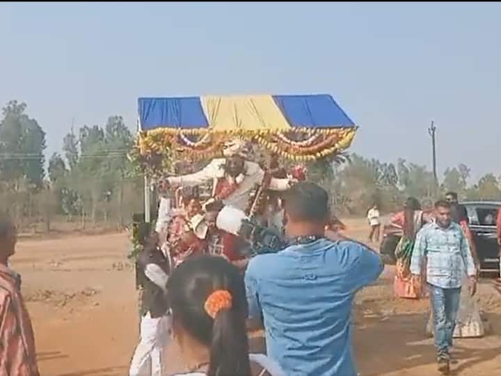 ये बारात लोगों के बीच काफी चर्चा का विषय बना हुआ है. गुजरात के नवसारी जिले में दूल्हा घोड़ी या कार से जाने की बजाय JCB पर चढ़कर बारात लेकर गया. (फोटो ट्विटर- वीडियो ग्रैब, @Kshatriyadilip)