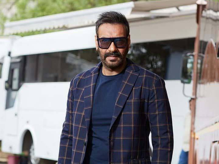 Ajay Devgn Car: बॉलीवुड इंडस्ट्री के सिंघम यानी अजय देवगन लग्जरी कारों के बहुत शौकीन हैं. अब उनके कलेक्शन में एक और नई लग्जरी कार शामिल हो गई है, जिसकी कीमत आपके होश उड़ा देगी.