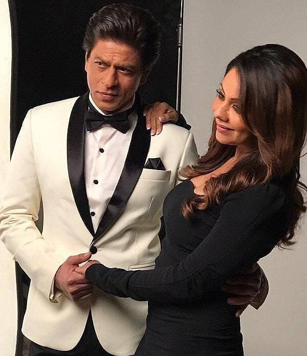 इन दिनों शाहरुख खान का एक पुराना वीडियो सोशल मीडिया पर खूब वायरल हो रहा है. इसमें शाहरुख खान और गौरी खान फोन पर बात करते दिख रहे हैं.