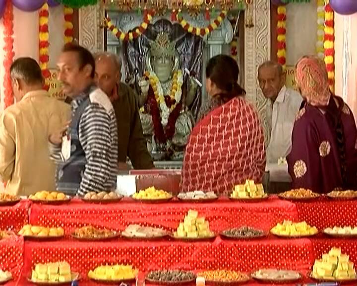 મોટી સંખ્યામાં ભક્તો પોતાના ઇષ્ટદેવ એવા વિશ્વકર્મા ના આશીર્વાદ લેવા માટે મંદિરમાં ઉમટ્યા હતા.