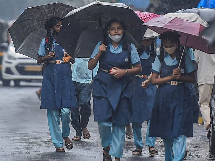 4 districts announce school leave heavy rains are likely in tamilnadu today due to the depression over the bay of bengal the meteorological department said School Leave: மக்களே... இன்று வெளுத்து வாங்கப்போகும் கனமழை.. 4 மாவட்டங்களில் பள்ளிகளுக்கு விடுமுறை