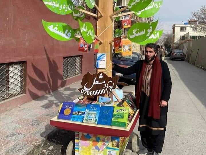 Afghanistan taliban Ismail Mashal detained Beat for carting books around Kabul for women's university Afghanistan Professor Arrest: महिला शिक्षा के समर्थन में लाइव टीवी पर प्रोफेसर ने फाड़ दिया था सर्टिफिकेट, अब तालिबान दे रहा है ऐसी सजा