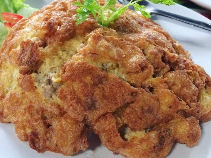 एक बाउल में दलिया के साथ उबले हुए आलू मिलाएं. कटा हुआ अदरक, हरी मिर्च, हरा धनिया, पीली मिर्च पाउडर, काला जीरा और नमक डालें. मैश करने के लिए एक चम्मच या अपने हाथों का प्रयोग करें और आटा बनाने के लिए सब कुछ मिलाएं.