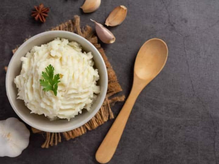 इस आसान रेसिपी को बनाने के लिए सबसे पहले आलू को धोकर, साफ करके छील लें। इसके बाद एक प्रेशर कुकर या पानी से भरा बर्तन लें, उसमें आलू डालें और 3-4 सीटी आने तक या आलू के नरम होने तक पकने दें.