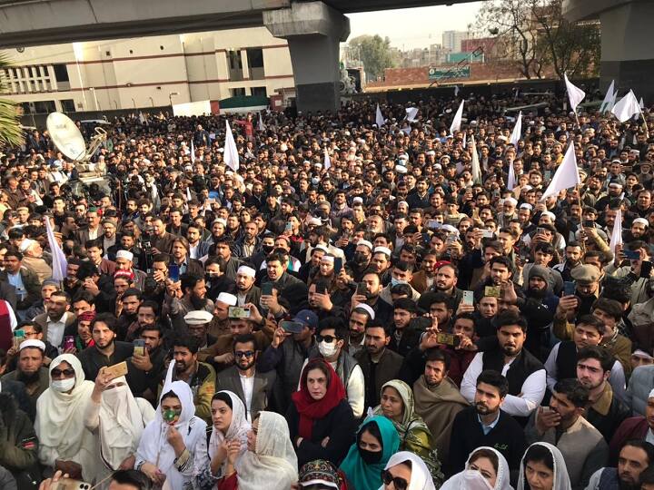 Pakistan People protest against terrorism in Khyber Pakhtunkhwa, PTI take out rallies Protest Against Terrorism In Pakistan: पाकिस्तान में बढ़ते आतंक के खिलाफ लोग उतरे सड़कों पर, PPP-ANP की रैली, PTI ने भी निकाला 'अमन मार्च'