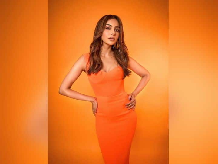 Rakul Preet Singh: अभिनेत्री रकुल प्रीत सिंह ने हाल ही में अपनी तस्वीरें शेयर की हैं, इन फोटोज में उन्होनें ऑरेंज कलर की बॉडीकॉन ड्रेस पहनी हुई है. आप भी एक्ट्रेस के इन स्टाइल्स को फॉलो कर सकती हैं.