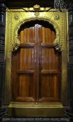 Ambabai Mandir : अंबाबाई मंदिरात पितळी उंबऱ्याजवळ नवा सागवानी दरवाजा सेवेत