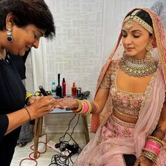 Sidharth Kiara Wedding: कियारा आडवाणी की 'मेहंदी' लगवाते हुए फोटो वायरल, दुल्हन का जोड़ा पहने सजी-धजी दिखीं एक्ट्रेस!