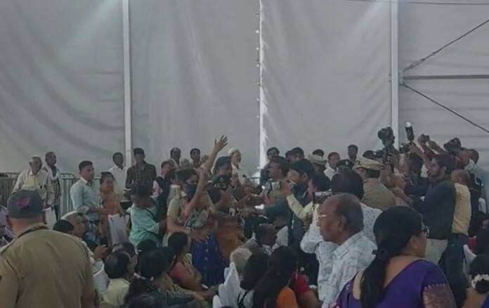 Chaos during CMs speech in Wardha during Akhil Bharatiya Marathi Sahitya Sammelan for a separate Vidarbha मराठी साहित्य संमेलनात मुख्यमंत्र्यांच्या भाषणादरम्यान गोंधळ; वेगळ्या विदर्भासाठी जोरदार घोषणाबाजी, कागदही भिरकावले