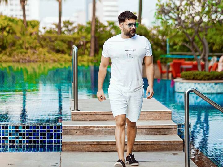 ছেলেকে জন্মদিনের উইশ করে স্ত্রী গিনিকে এমন উপহার দেওয়ার জন্য ধন্যবাদ জানিয়েছেন কপিল শর্মা। লিখেছেন, 'শুভ জন্মদিন তৃষাণ। অনেক ধন্যবাদ আমাদের জীবনকে আরও সুন্দর করে তোলার জন্য। আমার ভালোবাসা গিনি, তোমাকে অনেক ধন্যবাদ আমাকে এমন দুটো উপহার দেওয়ার জন্য।'