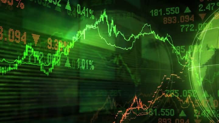 এর পরই শুরু বিপর্যয়। ফোর্বস একসময়ে গৌতম আদানিকে বিশ্বের তৃতীয় ধনী ব্যক্তি হিসেবে স্বীকৃতি দিয়েছিল। কিন্তু সাম্প্রতিক বিতর্কের ধাক্কায় সেই শিরোপা হাতছড়া আদানি-গোষ্ঠীর কর্নধারের।