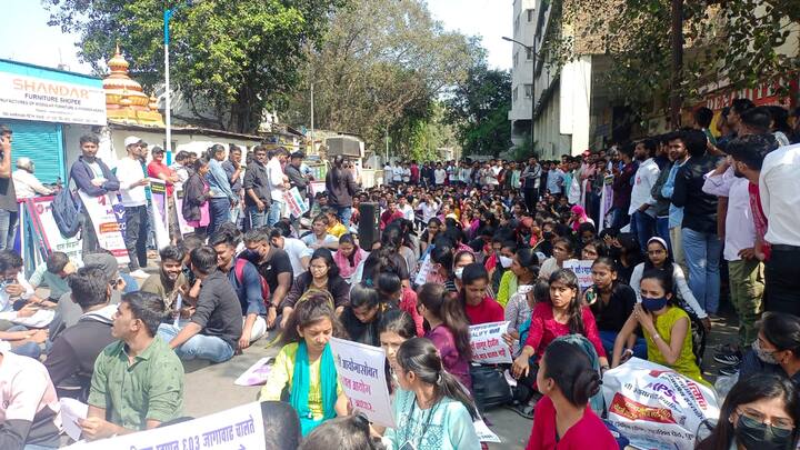 नवीन अभ्यासक्रमानुसार परीक्षा 2025 पासून नव्हे तर 2023 पासूनच घेण्यात याव्यात अशी या विद्यार्थ्यांची मागणी आहे