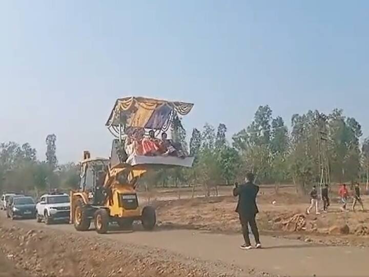 इस बीच उसके साथ उसके परिवार के कई लोग मौजूद थे. लोगों ने इस शादी में जमकर डांस भी किया. इस शादी का वीडियो सोशल मीडिया पर जमकर वायरल हो गया है. (फोटो ट्विटर- वीडियो ग्रैब, @Kshatriyadilip)