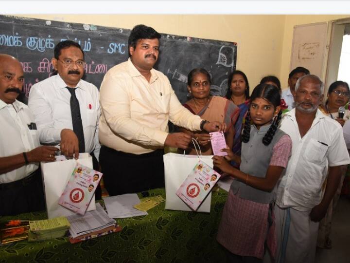 District Collector distributed nutrition fund to school girls in Karur TNN கரூரில் பள்ளி மாணவிகளுக்கு ஊட்டசத்து பெட்டகம் வழங்கிய மாவட்ட ஆட்சியர்
