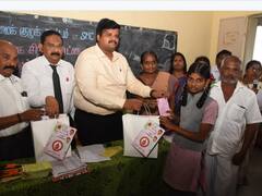 கரூரில் பள்ளி மாணவிகளுக்கு ஊட்டசத்து பெட்டகம் வழங்கிய மாவட்ட ஆட்சியர்