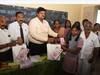 கரூரில் பள்ளி மாணவிகளுக்கு ஊட்டசத்து பெட்டகம் வழங்கிய மாவட்ட ஆட்சியர்