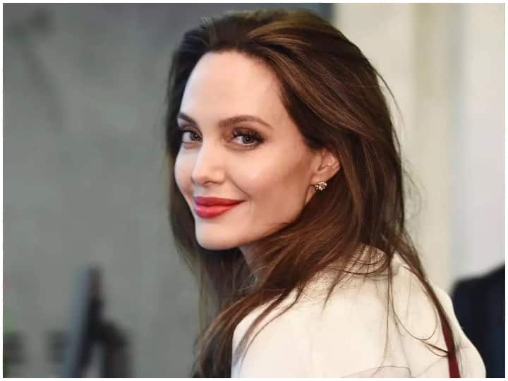 गौर करने वाली बात है कि एंजेलिना ने तीन बार शादी की. इनमें पहली शादी तो उन्होंने महज 20 साल की उम्र में कर ली थी.