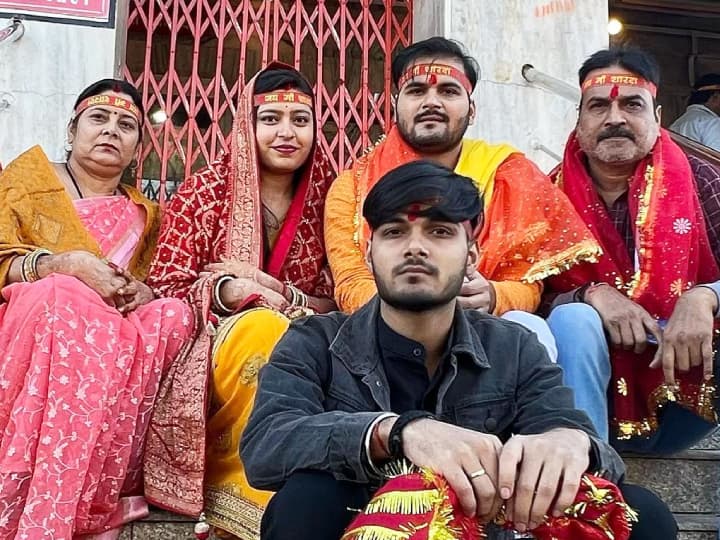 इस तस्वीर में कल्लू के साथ उनका परिवार है. यह सारी तस्वीर मैहर मंदिर की है. कल्लू ने तस्वीरें शेयर कर लिखा है जय मां शारदा भवानी.