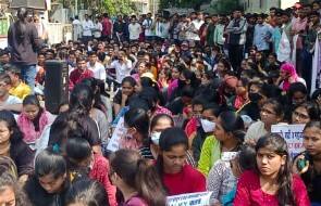 पुण्यातील अलका चौकात त्यासाठी विद्यार्थी एकत्र आले आहेत.