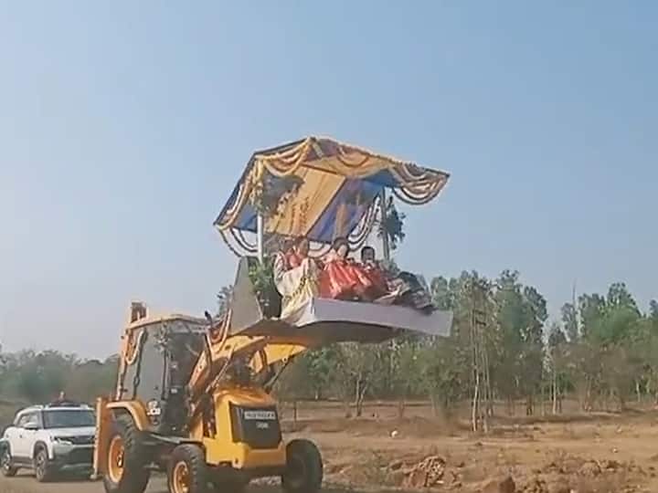 आपने दूल्हे या दुल्हन को अक्सर महंगी कारों में ही देखा होगा लेकिन आज जो मामला हम आपको बताने वाले हैं उसे सुनकर आप चौंक जरुर जाएंगे. क्या आपने किसी दुल्हे को जेसीबी से बारात लेकर जाते देखा है. (फोटो ट्विटर- वीडियो ग्रैब, @Kshatriyadilip)