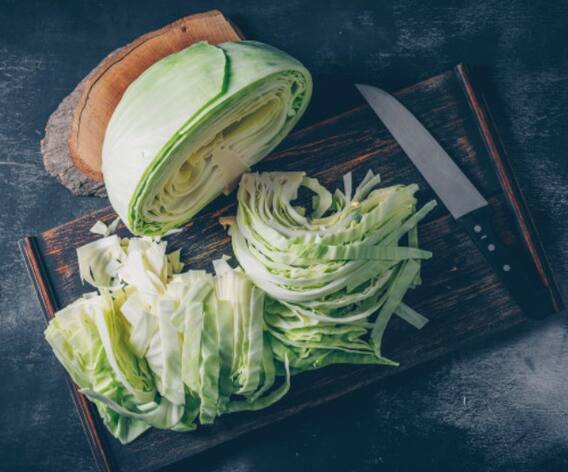 Cabbage Juice Benefits: पत्तागोभी का जूस सिर्फ वजन ही कम नहीं करता बल्कि इसके और भी कई बड़े फायदे हैं. Cabbage Juice Benefits: पत्तागोभी का जूस सिर्फ वजन ही कम नहीं करता बल्कि इसके और भी कई बड़े फायदे हैं.