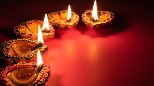 માન્યતાઓ અનુસાર પૂજામાં  ડાબી બાજુ ઘીનો દીવો પ્રગટાવવો જોઈએ. આ સિવાય તેલનો દીવો જમણી બાજુ રાખવો જોઈએ. દીવો હંમેશા ભગવાનની મૂર્તિની સામે જ રાખવો જોઈએ.