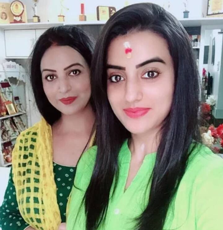 अक्षरा सिंह के इस घर में उनके और उनके परिवार वालों की खूबसूरत यादें संजोई हुई हैं.