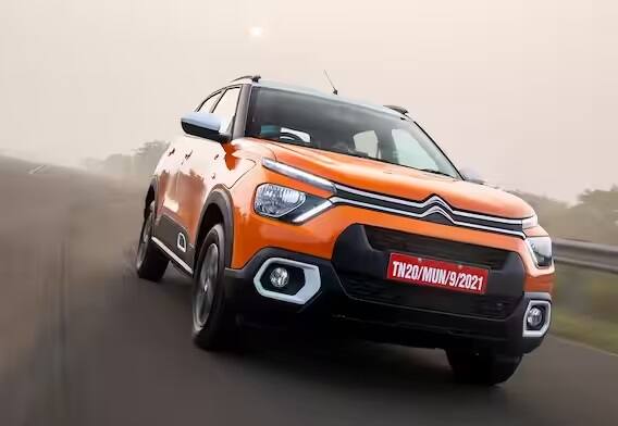Citroen eC3 ઇલેક્ટ્રિક કાર - સિટ્રૉન ઇસી3, EV હેચબેક સેગમેન્ટમાં સૌથી નવી કાર છે, જે માર્કેટમાં આવવાની છે. આ કાર C3 હેચબેકનું ફૂલ ઇલેક્ટ્રિક વર્ઝન છે. કંપની આ કારને દેશની બહાર પણ નિકાશ કરશે. આ પોતાના ICE મૉડલના બિલકુલ સમાન દેખાય છે. બસ આમાં ટેલ પાઇપ નથી અને ફ્રન્ટ ફેન્ડરમાં ચાર્જિંગ પૉર્ટ આપવામાં આવ્યો છે. અંદરની બાજુએ આમાં ગિયર લીવરની જગ્યાએ એક નવો ડ્રાઇવ સિલેક્ટર આપવામાં આવ્યો છે. eC3માં 29.2kWhની બેટરી લાગેલી છે, જે 320km ની ARAI- સર્ટિફાઇડ રેન્જની સાથે ઉપલબ્ધ છે. આના ફ્રન્ટ એક્સલ માઉન્ટેડ ઇલેક્ટ્રિક મૉટર 57hpની પાવર અને 143 Nm નો મેક્સિમમ ટૉર્ક જનરેટ કરી શકે છે.