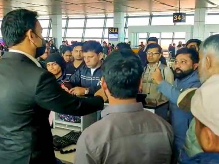 Heated argument between passengers and staff of SpiceJet flight after it delayed by over two hours at Delhi airport SpiceJet: फ्लाइट में देरी होने पर उकताए यात्रियों की स्टाफ से तीखी बहस, स्पाइसजेट ने बताया क्यों हुई लेट