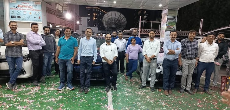 Amid layoffs in companies like Google-Meta, Indian firm gifts expensive car to employees, know details Google-Meta જેવી કંપનીઓમાં છટણી વચ્ચે, ગુજરાતની આ ટેક કંપનીએ કર્મચારીઓને મોંઘી કાર ગિફ્ટમાં આપી, જાણો વિગતો