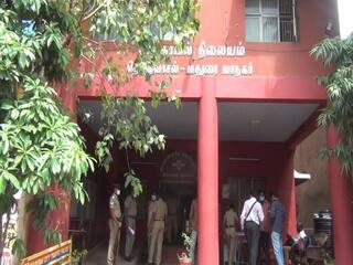 Crime: மனைவியை நடுரோட்டில் கத்தியால் குத்திக்கொலை செய்த கணவன்..! சேர்ந்து வாழ மறுத்ததால் வெறிச்செயல்..!