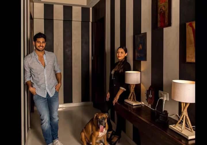 અભિનેતા સિદ્ધાર્થ મલ્હોત્રાના ઘરનું ઇન્ટિરિયર ડિઝાઇનિંગ શાહરૂખ ખાનની પત્ની ગૌરી ખાને કર્યું છે.